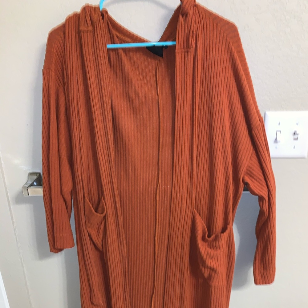 Long, hooded sweater with pockets